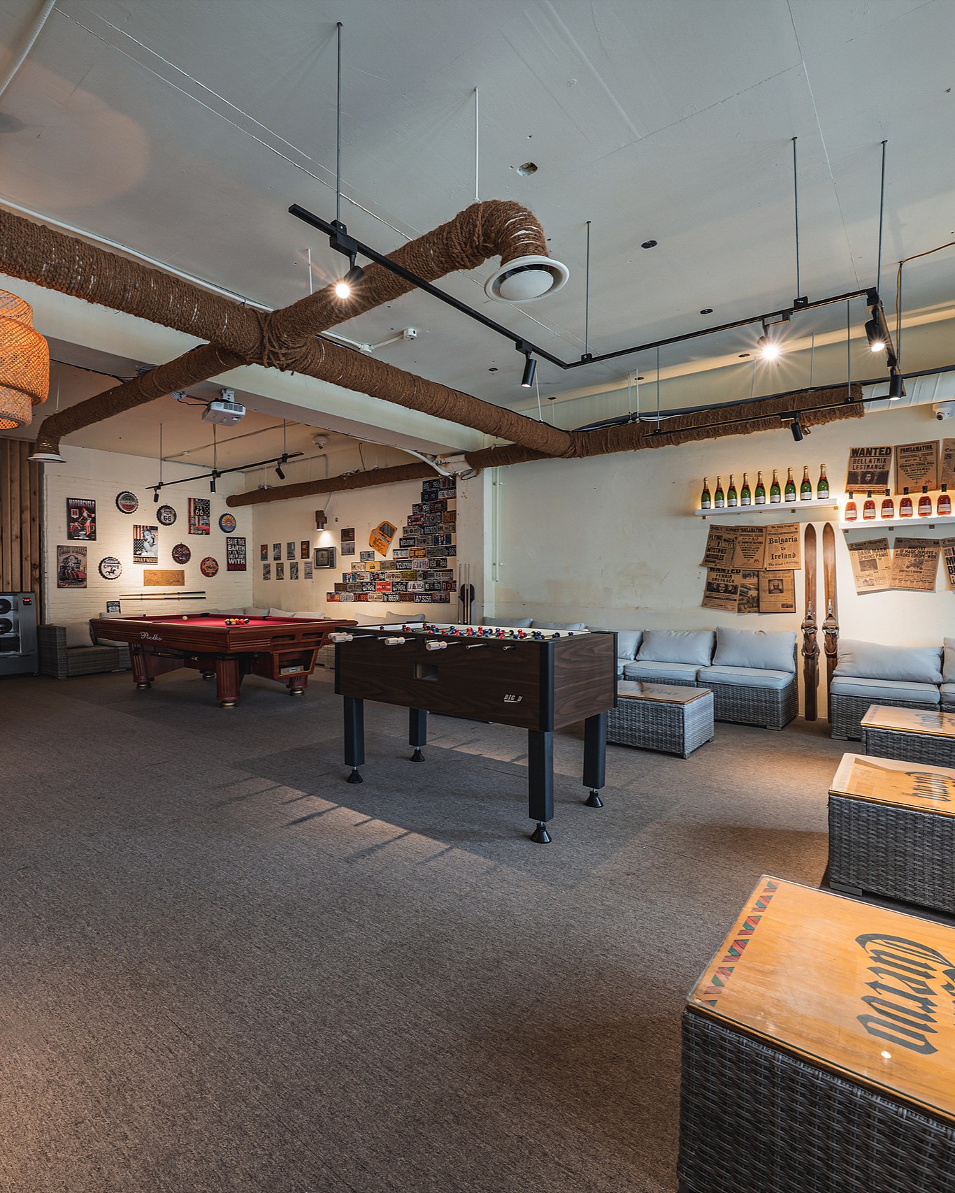 The Hideout 산장 라운지